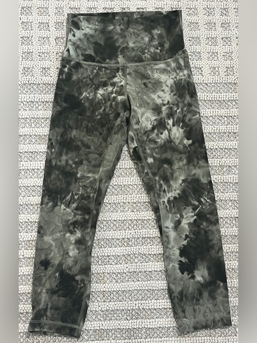 Lululemon Align High-Rise Crop 21"
Size 4 green pattern